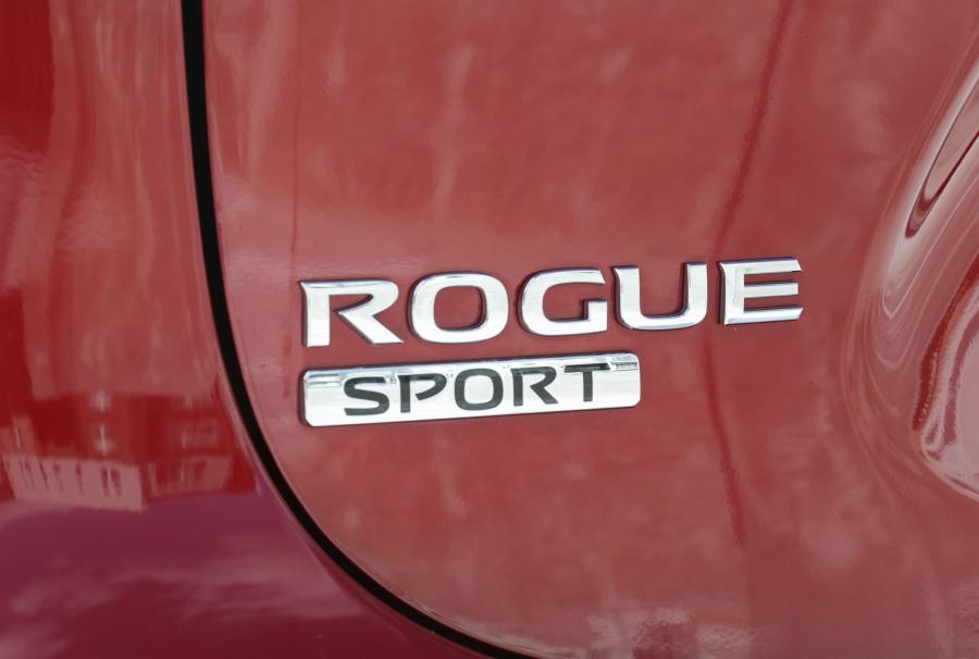 Логотип Nissan Rogue Sport 2017 года  (фото 63 из 71)